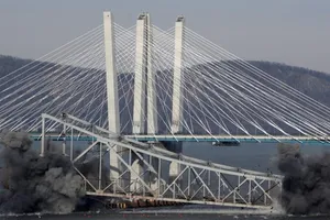 Bom đánh sập cầu New York trong tích tắc