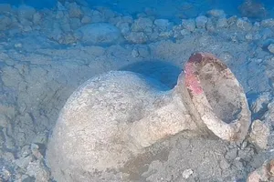 Phát hiện bình cổ 2000 năm tuổi dưới đáy biển Địa Trung Hải