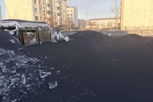 Tuyết bất ngờ 'hóa' đen ở Nga