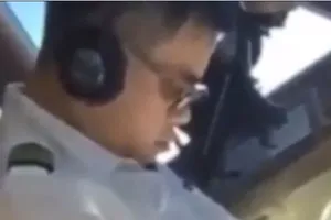 Lộ video cơ trưởng ngủ gục khi đang lái máy bay