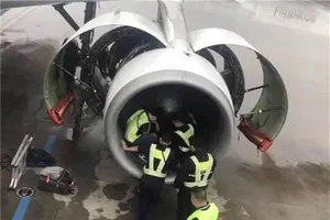 Máy bay hủy chuyến vì hành khách ném xu vào động cơ cầu nguyện