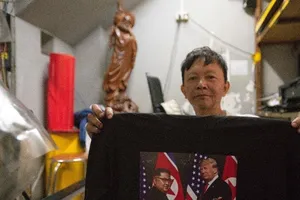 Cửa hàng áo thun in hình Trump-Kim đắt như tôm tươi