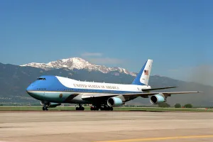 Tại sao Air Force One của Tổng thống Mỹ lại có màu xanh?
