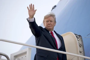 Ông Trump lên Air Force One rời sân bay Nội Bài