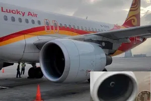 Thêm máy bay hoãn chuyến vì hành khách ném xu cầu may