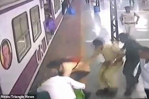 Thoát chết kỳ diệu dù bị xe lửa tông trúng và kéo lê