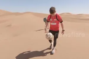 Video: Vừa đi vừa tâng bóng 100km quanh sa mạc Sahara