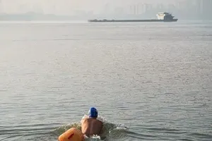  CEO Trung Quốc bơi vượt sông đi làm suốt 11 năm