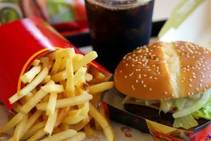 Gọi 911 vì muốn ăn hamburger, bé 5 tuổi được như ý