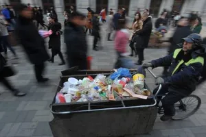 Nhân viên quét rác bán nhà giúp người nghèo khó