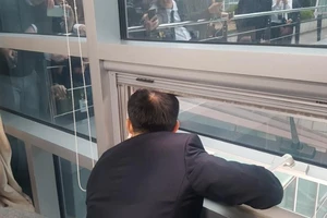 Bị đối thủ nhốt, Nghị sĩ Hàn Quốc thò đầu họp báo qua cửa sổ