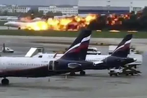Khoảnh khắc máy bay Nga bốc cháy khiến 41 người thiệt mạng