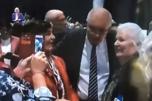 Thủ tướng Úc bị ném trứng