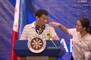 Ông Duterte bị gián bu khi đang phát biểu