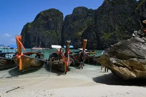 Thái Lan đóng cửa bãi biển du lịch nổi tiếng