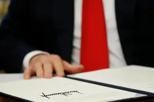 Ông Trump ra sắc lệnh cấm Huawei, ZTE