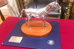 Ông Trump không nhận ra món quà mình từng tặng nữ hoàng Anh