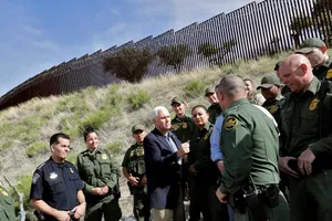 Người di cư từ Mexico tăng đột biến, lo ông Trump áp thuế