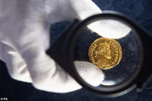 Cày xới cánh đồng, vớ được đồng xu giá hơn 16 tỉ