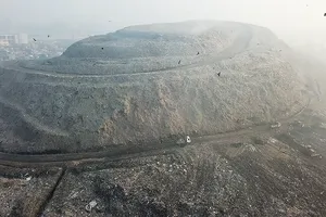 Kinh hoàng núi rác cao đến độ phải gắn đèn cảnh báo máy bay