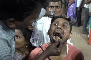 Video: Hàng ngàn người kéo nhau đi nuốt cá sống để chữa bệnh