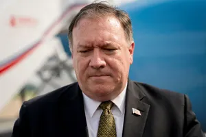 Ông Pompeo dính cáo buộc cử đặc vụ đi đón chó cưng