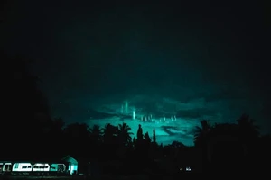 Chùm ánh sáng kỳ lạ xuất hiện trên bầu trời Philippines