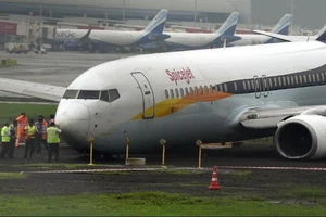 Kỹ thuật viên bị cửa máy bay kẹp tử vong