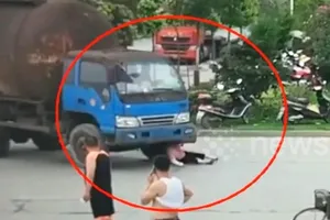 Giả vờ bị xe tải đâm để ăn vạ đòi tiền