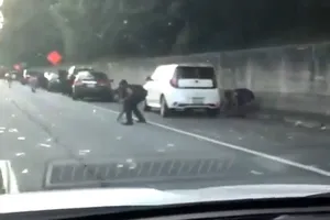 Xe chở tiền bung cửa, dân Mỹ lùa xuống đường 'hôi' của