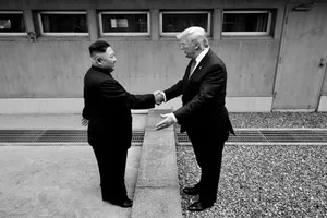 Nhà Trắng treo ảnh ông Trump-Kim gặp nhau ở Bàn Môn Điếm
