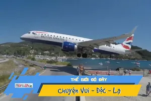 Hú hồn máy bay hạ cánh, sượt qua đầu người dân