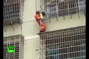 Giải cứu bé 5 tuổi kẹt cổ, treo lơ lửng ngoài ban công 