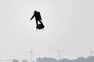 'Người bay' thất bại khi cưỡi ván trượt bay từ Anh sang Pháp