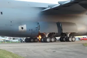 Máy bay vận tải Mỹ C-5M Super Galaxy bốc cháy khi hạ cánh