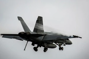 Rơi máy bay Hải quân Mỹ, chưa rõ thương vong