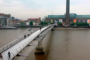 Bé trai sáu tuổi bị thanh niên lạ mặt ném khỏi tầng 10 tòa nhà