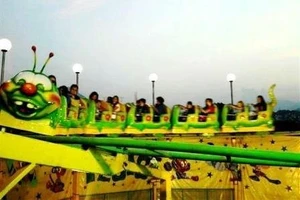 Kinh hoàng tàu lượn trẻ em đang chạy trật khỏi đường ray