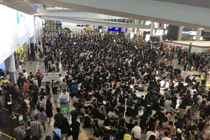 Người biểu tình cố thủ tại sân bay Hong Kong