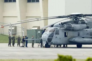 Trực thăng quân sự Mỹ tại Nhật lại bị rơi cửa sổ