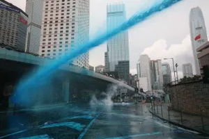 Cảnh sát Hong Kong phun thuốc nhuộm xanh lên người biểu tình