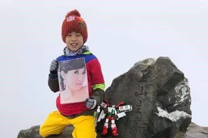 Bé 8 tuổi chinh phục ngọn núi cao nhất để giữ lời hứa với mẹ