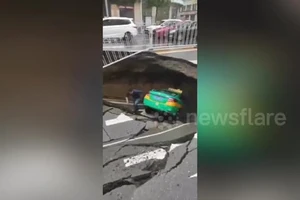 Hố tử thần 60 m2 nuốt chửng xe taxi