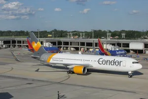 Máy bay chuyển hướng vì phi công làm đổ cà phê 