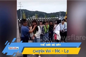 Giáo viên lau mặt học sinh trước khi cho vào trường