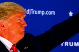 Ông Trump:“Bóng đèn tiết kiệm điện khiến da tôi màu cam“