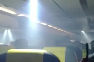 Hành khách hoảng loạn vì khói đầy khoang máy bay