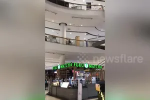 Khoảnh khắc mái trần trung tâm mua sắm đổ sập 
