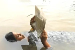 Nàng tiên cá Ấn Độ ăn, ngủ, đọc sách đều dưới nước