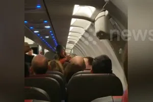 Máy bay hạ cánh khẩn vì hành khách hút cần sa giữa chuyến bay